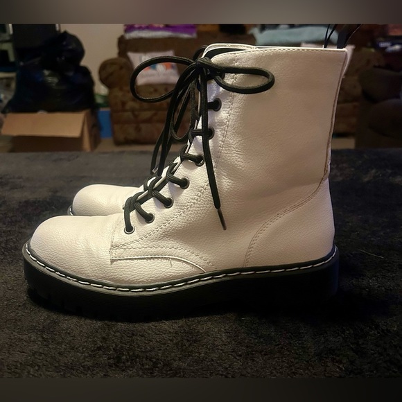 Women’s Boots - Picture 4 of 8